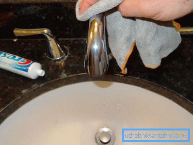 Dentifricio è anche un buon detergente. Dentifricio è anche un buon detergente.